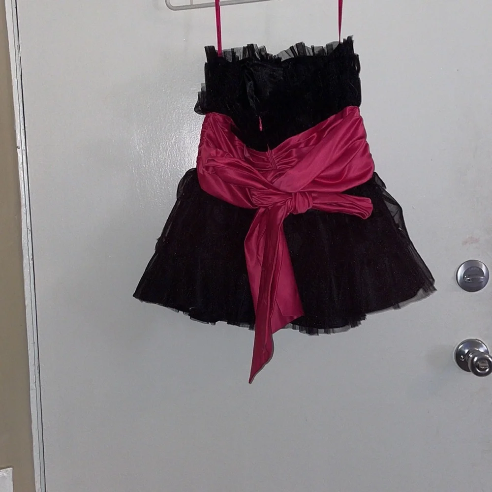 Betsey Johnson Ruffle Top - Picture 3 of 8